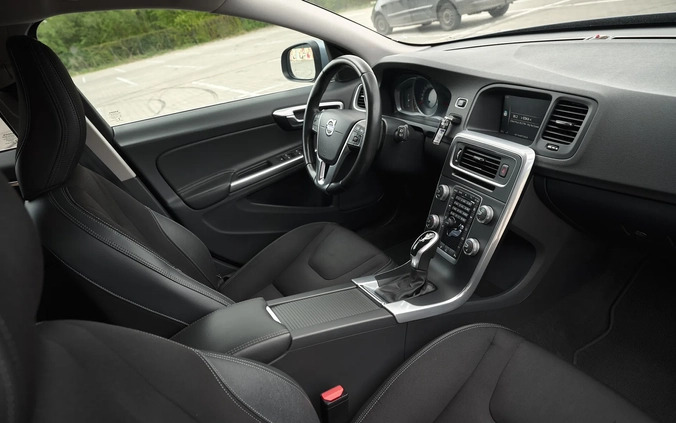 Volvo V60 cena 57800 przebieg: 207000, rok produkcji 2017 z Zawiercie małe 781